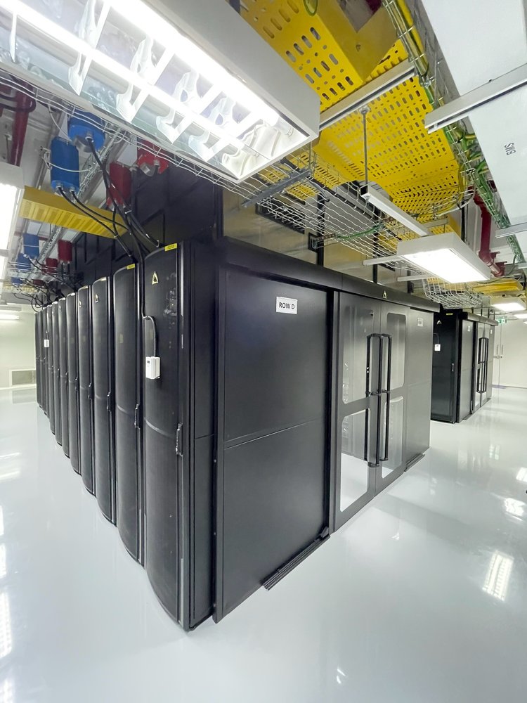 แถวตู้ Rack ภายในศูนย์ข้อมูล