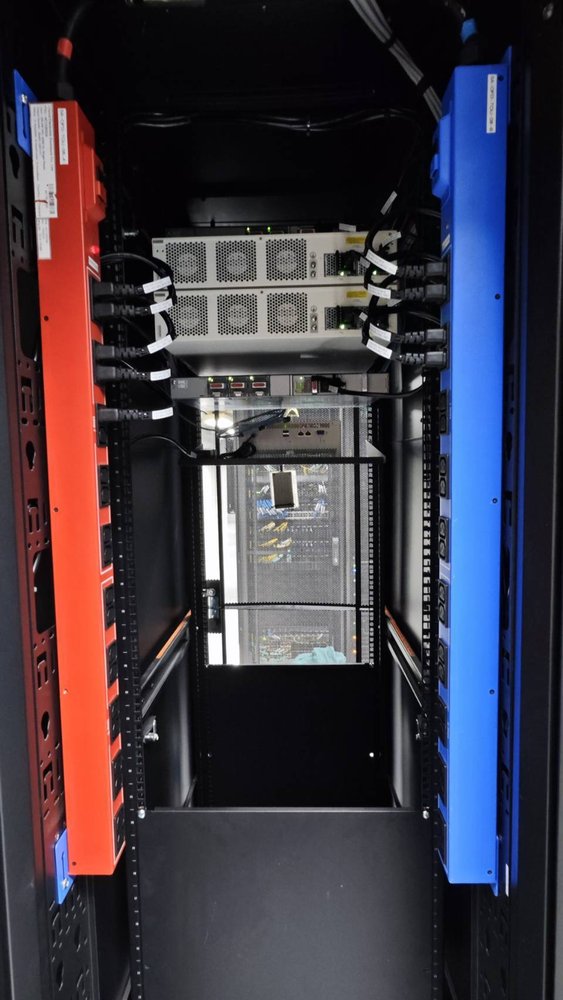 งานจัดเรียงสาย PDU สำรองไฟคู่ในตู้ Rack